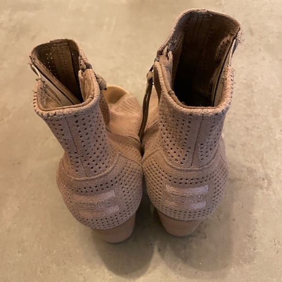 TOMS open toe ankle booties. Great condition and so comfy. Size 7 - Picture 2 of 5